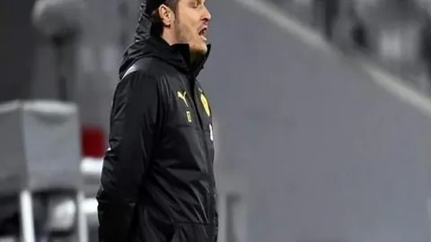 国足惨遭澳大利亚2-0击败，王大雷表现欠佳引争议